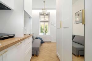 Bright Studios Wierzbięcice Near MTP by Noclegi Renters