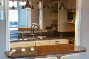 Seaview Apartment Sleeps 2 -Patio -WiFi -Tv