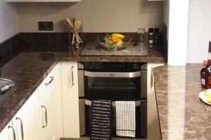 Seaview Apartment Sleeps 2 -Patio -WiFi -Tv