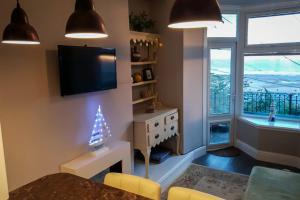 Seaview Apartment Sleeps 2 -Patio -WiFi -Tv