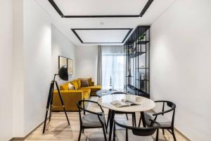 Bright 1br at Nicholas Residence