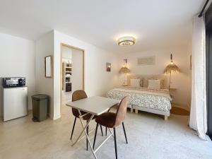 Chambre Deluxe - vue jardin - située dans le triangle dor du Luberon