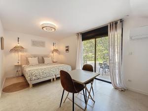 Chambre Deluxe - vue jardin - située dans le triangle dor du Luberon