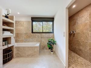 Chambre Deluxe - vue jardin - située dans le triangle dor du Luberon