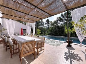 Chambre Deluxe - vue jardin - située dans le triangle dor du Luberon