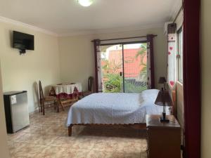 Habitación amplia y cómoda con baño privado-Zona Norte, Santa Cruz