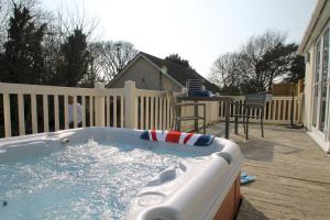 Honeysuckle Cottage with Hot Tub Park Facilities