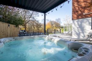 Magnolia House with Hot Tub Park Facilities