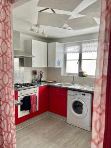 Westfield Gardens Apartment - 3 bedrooms