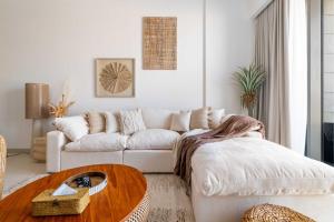 Serene 1BR Retreat with Pool & Gym by Safa Park