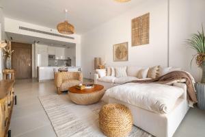 Serene 1BR Retreat with Pool & Gym by Safa Park
