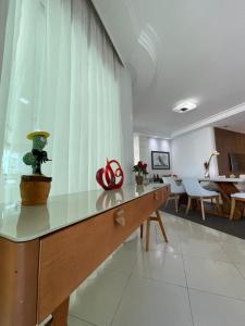 Apartamento 4 suítes perto do mar