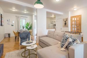 Stylish Loft Retreat - Prime Location - Sleeps 8