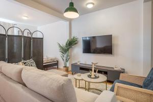 Stylish Loft Retreat - Prime Location - Sleeps 8