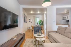 Stylish Loft Retreat - Prime Location - Sleeps 8
