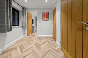 The Salt Room Modern 1 Bedroom Home By AltoLuxo Short Lets Serviced Accommodation With Free Wifi & Parking