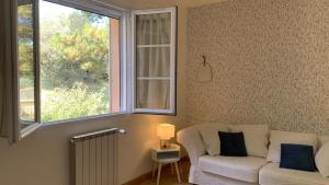 Chambre et salon 4 personnes, salle de bains et WC privés dans maison provençale chez lhabitant