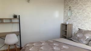 Chambre et salon 4 personnes, salle de bains et WC privés dans maison provençale chez lhabitant