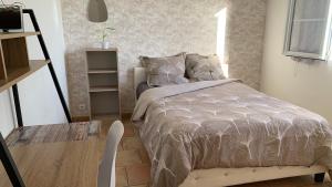 Chez Cathy et Loïc, suite dans maison provençale avec chambre , salon, salle de bain et WC privés