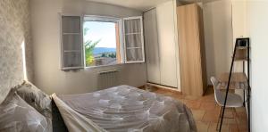 Chez Cathy et Loïc, suite dans maison provençale avec chambre , salon, salle de bain et WC privés