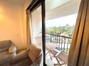 Chic 1BHK Goan Retreat with Balcony, Pool & Amenities - Close to Candolim Beach