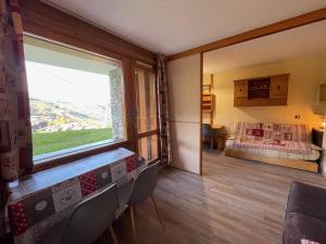 Appart 4 pers, accès direct pistes, terrasse, 50m remontées - FR-1-356-426