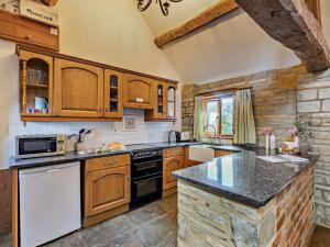 The Cow Shed - farm cottage close to Stratford