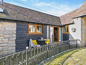 The Cow Shed - farm cottage close to Stratford