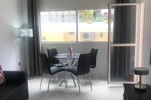2 Bed Apartment Sleeps 6 -Public pool and Patio