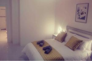 2 Bed Apartment Sleeps 6 -Public pool and Patio