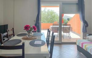 2 Bedroom Cozy Apartment In Maslenica 