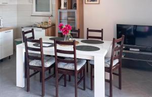 2 Bedroom Cozy Apartment In Maslenica 