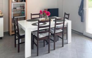 2 Bedroom Cozy Apartment In Maslenica