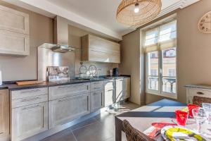 VUE MAGENTA AP4484 by Riviera Holiday Homes