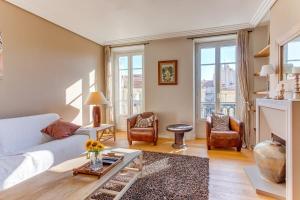 VUE MAGENTA AP4484 by Riviera Holiday Homes