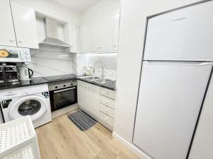 The Coastal Pearl - Beachfront 2 BR Apartment with Balcony