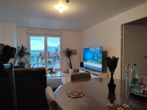 Apartment with Terrace & Parking near Parc Expo, Orly & CDG