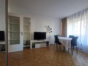 Large Studio with Terrace and Sun - Eiffel Tower