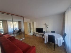 Large Studio with Terrace and Sun - Eiffel Tower