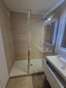 Large Studio with Terrace and Sun - Eiffel Tower