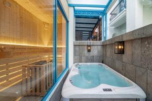 S Villa Ha Long - City Center, Near Beach - 3BR Private Villa with Pool, Jacuzzi, Sauna, Karaoke