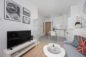 Bright Grey Apartment in Warsaw with Balcony by Noclegi Renters