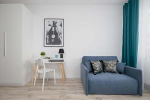 Blue Apartment in Warsaw with Desk for Remote Work and Parking by Noclegi Renters