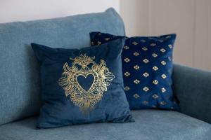 Blue Apartment in Warsaw with Desk for Remote Work and Parking by Noclegi Renters