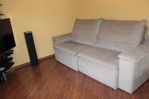 Linda casa com piscina em frente a mata preservada