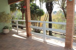 Linda casa com piscina em frente a mata preservada