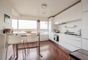 Cosy Battersea 2 Bedroom Flat with Skyline Views