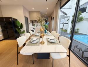 Chiang Mai near the old city brand new luxury single pool villa five-star villa B&B resort 4 bedrooms 5 bathrooms modern minimalist luxury decoration bring your luggage to stay