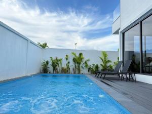 Chiang Mai near the old city brand new luxury single pool villa five-star villa B&B resort 4 bedrooms 5 bathrooms modern minimalist luxury decoration bring your luggage to stay