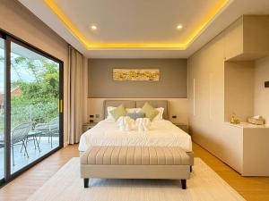 Chiang Mai near the old city brand new luxury single pool villa five-star villa B&B resort 4 bedrooms 5 bathrooms modern minimalist luxury decoration bring your luggage to stay
